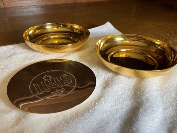 The paten – The gold “plate” that holds the bread, which then becomes the Body of Christ upon the words of consecration. Its name comes from a Latin word meaning a broad, shallow dish.